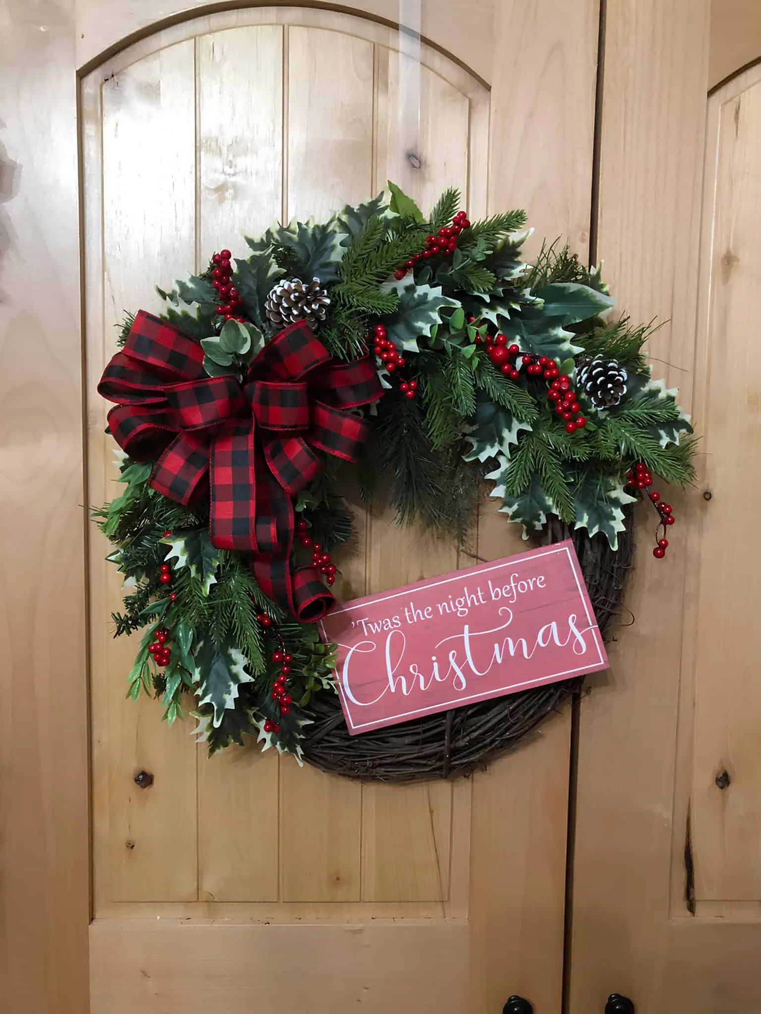 Weinrebenkrone mit Stechpalme, Plaid-Binde & Weihnachtszeichen Weinreben-Weihnachtskrone mit Plaid-Binde, Stechpalmenzweigen und einem kleinen Weihnachtszeichen