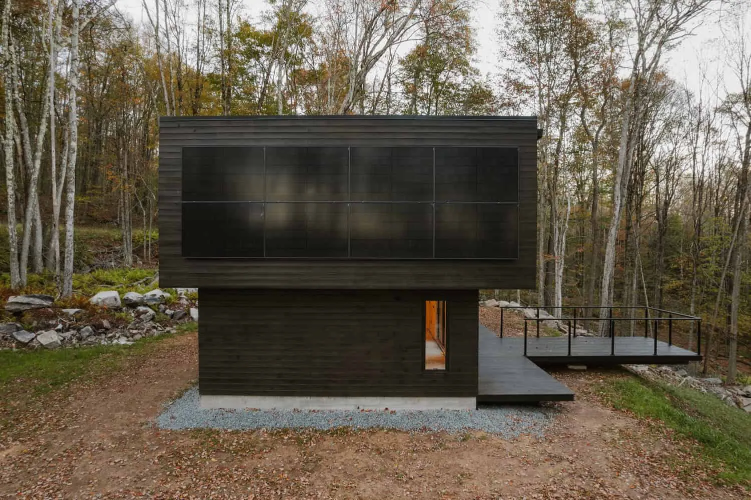 Vorderansicht des Forest Edge House von Marc Thorpe Design Vorderansicht des Forest Edge House mit vollständig aus Solarmodulen bestehender Fassade in New York