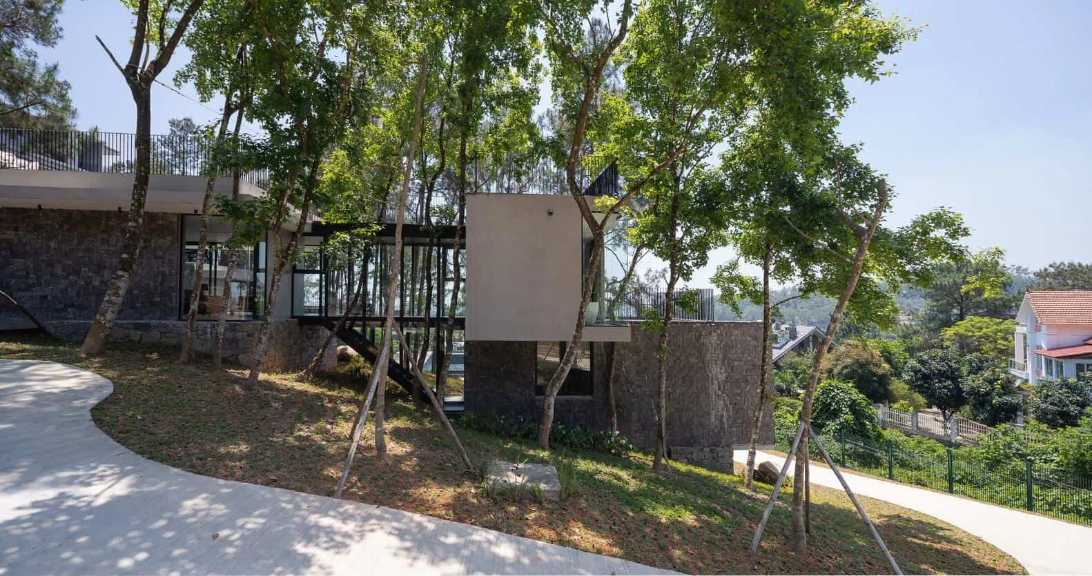 Tam Dao Retreat House linear blocks forest view by Idee architects Tam Dao Retreat House von Idee architects – lineare Baukörper mit Ausblick auf den Wald in Tam Dao, Vietnam