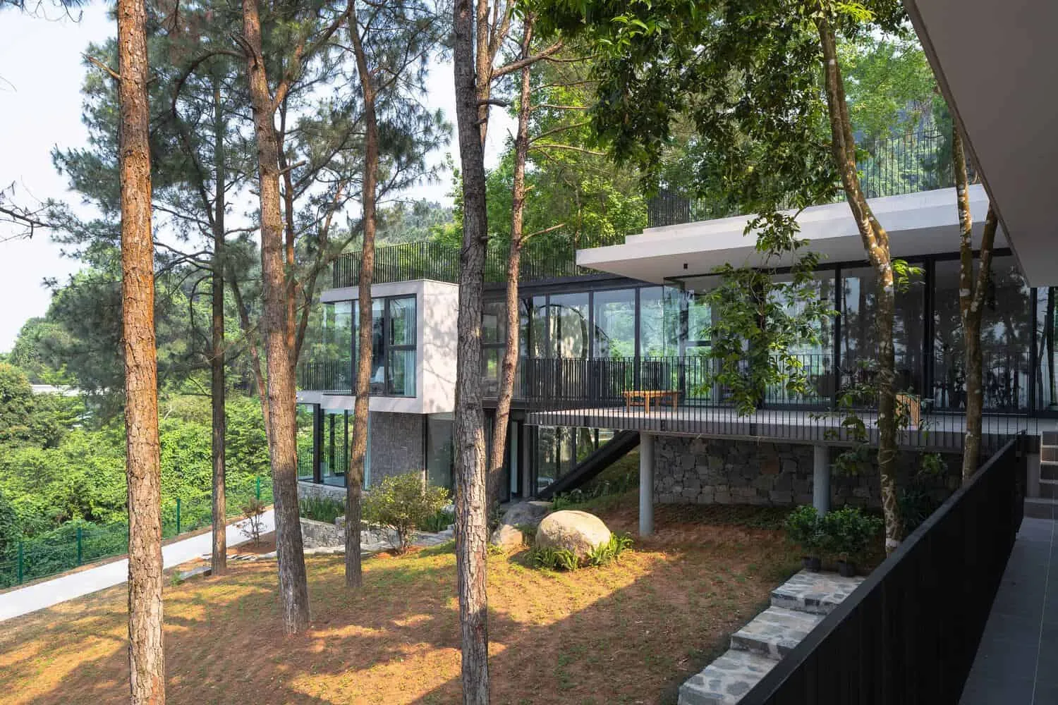Tam Dao Retreat House – erhöhte Flügel um den Waldhof von Idee architects Tam Dao Retreat House von Idee architects: Erhöhte Glasflügel um den Waldhof in Tam Dao, Vietnam