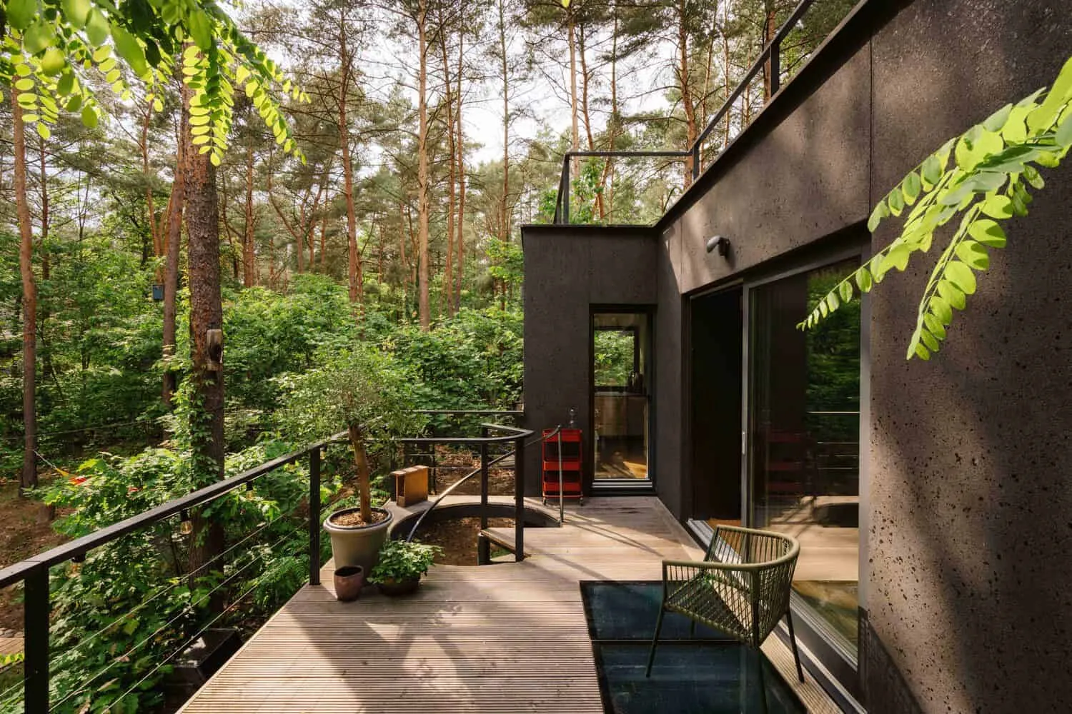 Obere Terrasse des Skubianka-Hauses mit Waldblick von SZCZ Jakub Szczesny Obere Terrasse des Skubianka-Hauses von SZCZ Jakub Szczesny mit Blick auf den Wald in Skubianka