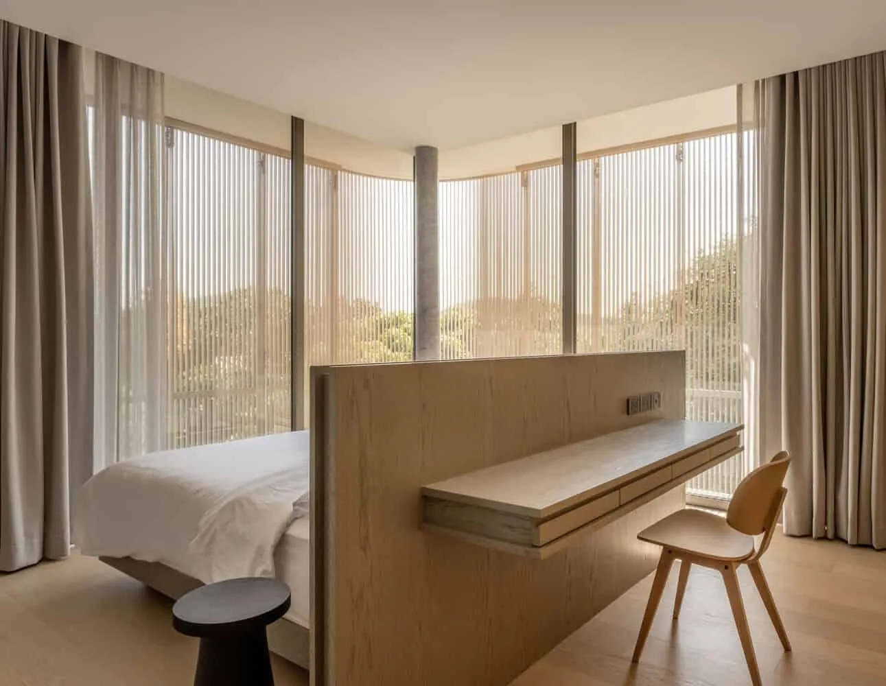 Bogenförmiges Fenstergitter im Eckschlafzimmer von W House II von IDIN Architects Eckschlafzimmer mit Bogenförmigem Fenstergitter in W House II von IDIN Architects in Thailand