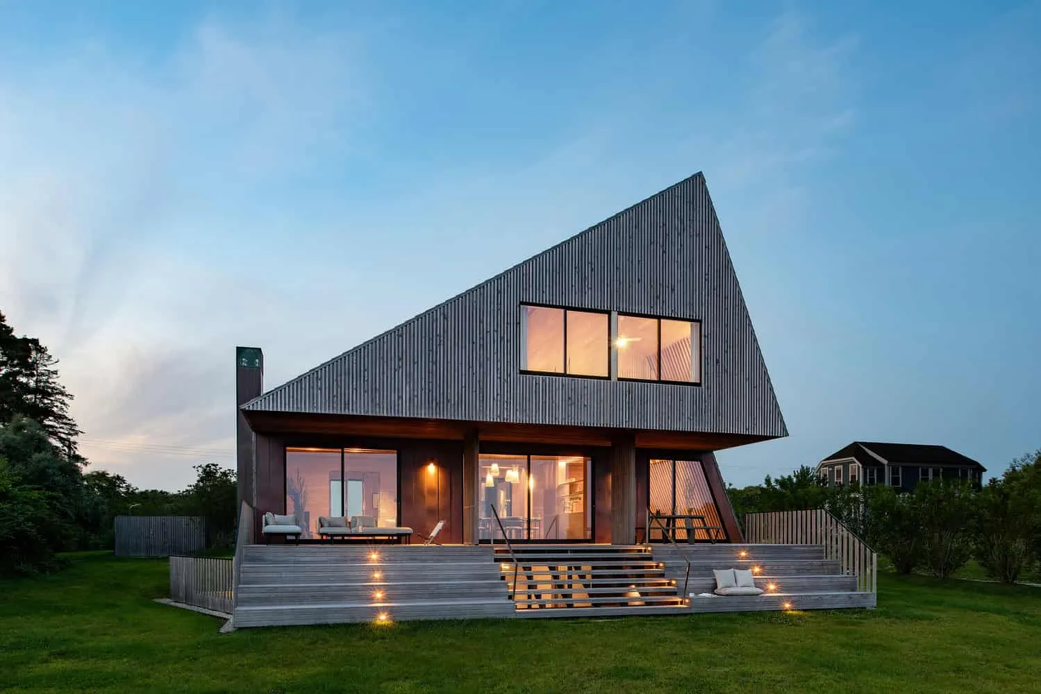 Bates Masi + Architects द्वारा Mohegan Trail Residence, सीढ़ियों एवं लाइटों वाला शाम का टेरेस, रोड आइलैंड, संयुक्त राज्य अमेरिका