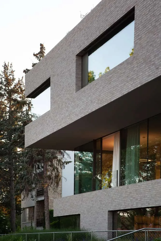 Villa Vista – Details zu den Vordachfenstern an den Ecken von Znameni Ctyr Architekti Villa Vista von Znameni Ctyr Architekti, mit vorkragendem Oberbau und tief angeordneten Eckenfenstern