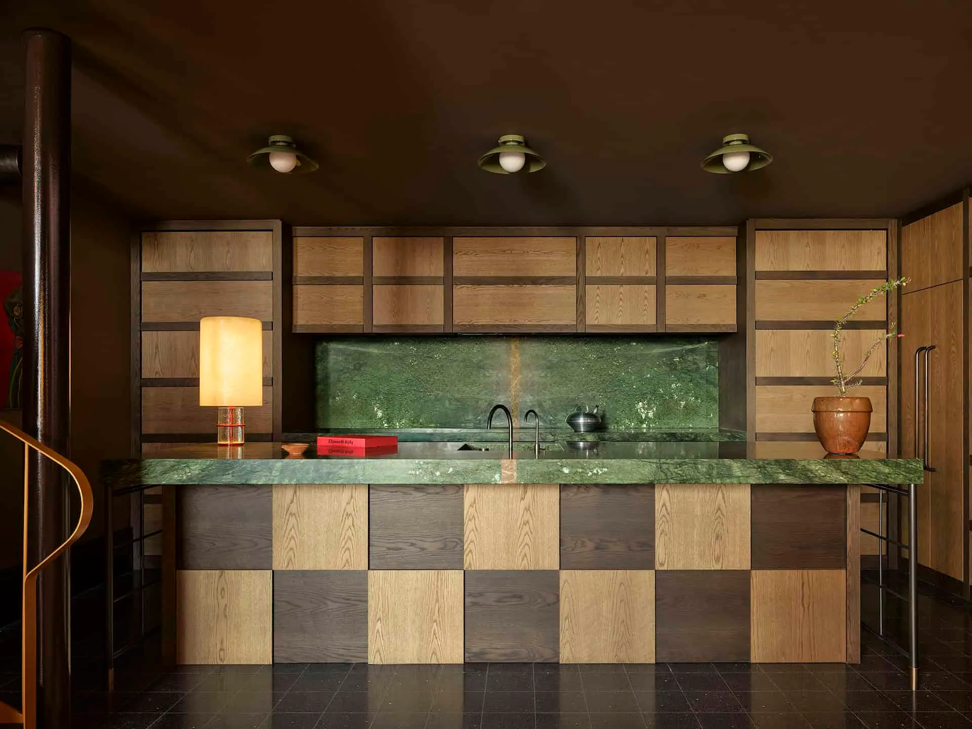Flack Studio द्वारा Happy Haus – मेलबर्न, ऑस्ट्रेलिया में चेकर्ड ओक किचन