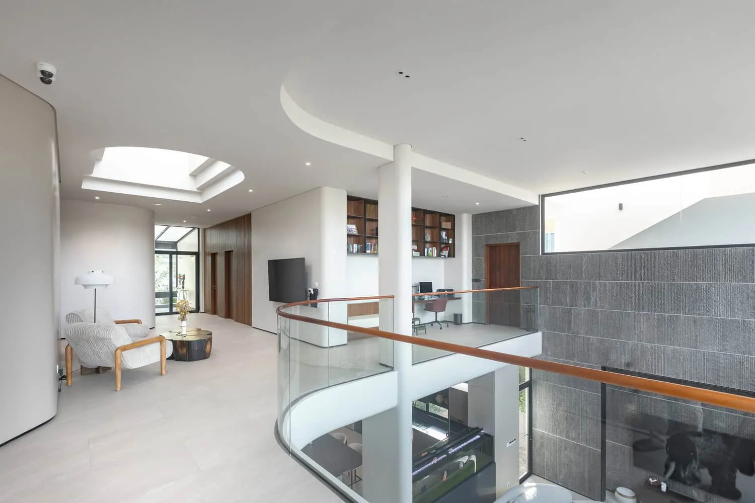 Oberer Galerie-Lounge- und Arbeitsbereich des Wat Bo House von UAD Architects Oberer Galerie-Lounge- und Arbeitsbereich des Wat Bo House von UAD Architects in Kambodscha