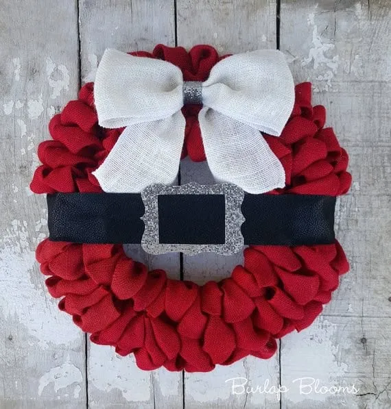 Weihnachtskranz aus rotem Sackleinen mit Santa-Gürtel Roter Weihnachtskranz aus Sackleinen mit schwarzem Santa-Gürtel und weißer Schleife