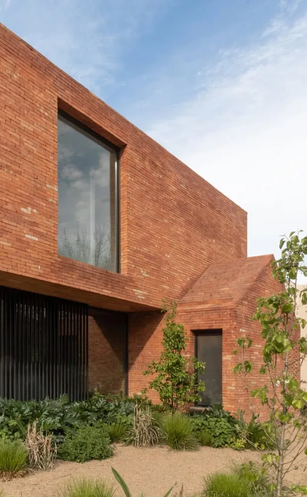AtelierM + Nicolas Krause द्वारा House CM, कॉर्नर विंडो का ईंटों से बना विवरण, एस्कोबार, अर्जेंटीना