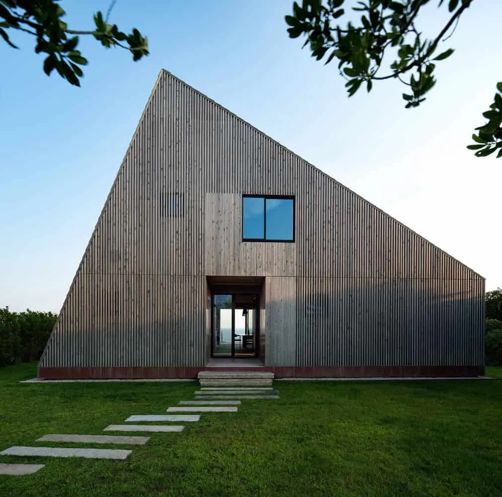 Bates Masi + Architects द्वारा Mohegan Trail Residence, फ्रेमयुक्त मार्ग वाला प्रवेश भाग, Rhode Island, संयुक्त राज्य अमेरिका