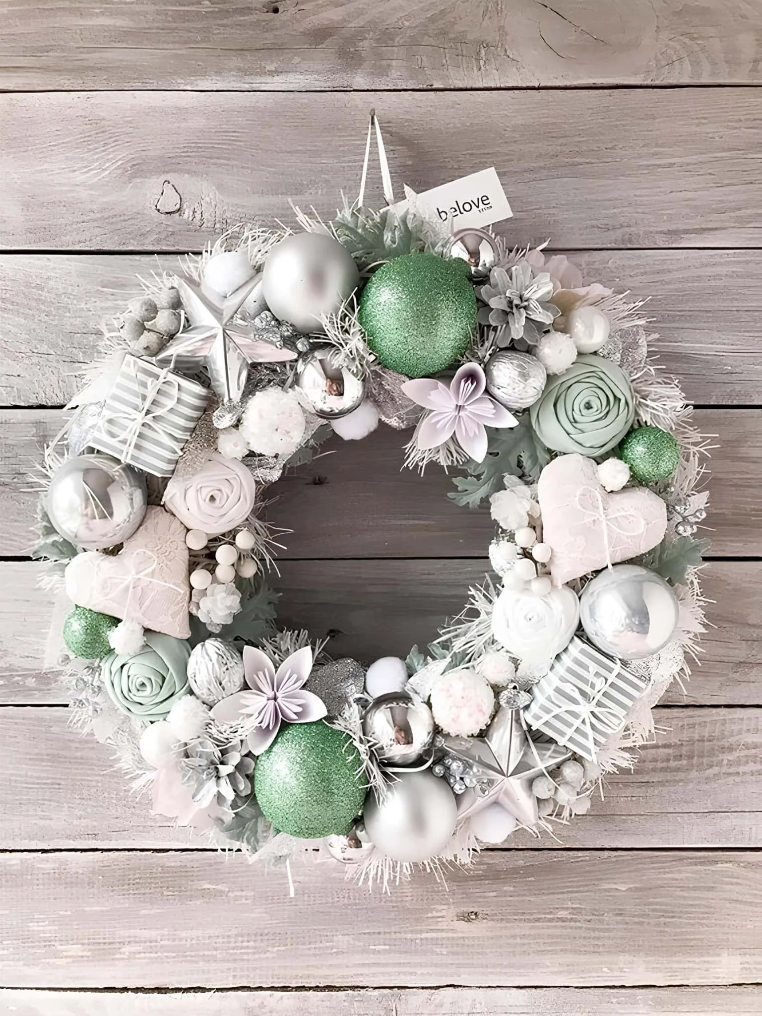 Mint & Silber Blumengirlande zum Weihnachtsfest Mint- und Silber-Weihnachtsgirlande mit blumigen Akzenten und Verzierungen
