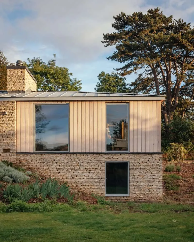 Cotswolds House का पत्थर एवं लकड़ी से बना बाहरी हिस्सा