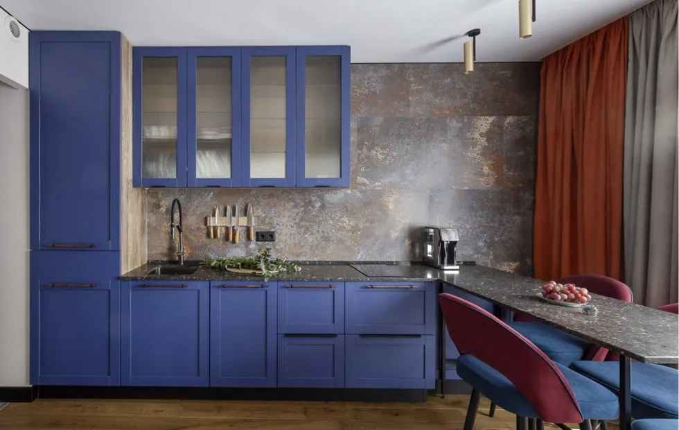 Rzeźbiony komod, parawan na ścianie oraz drzwi spichlerzowe w stylu eklektycznym, 46 m²