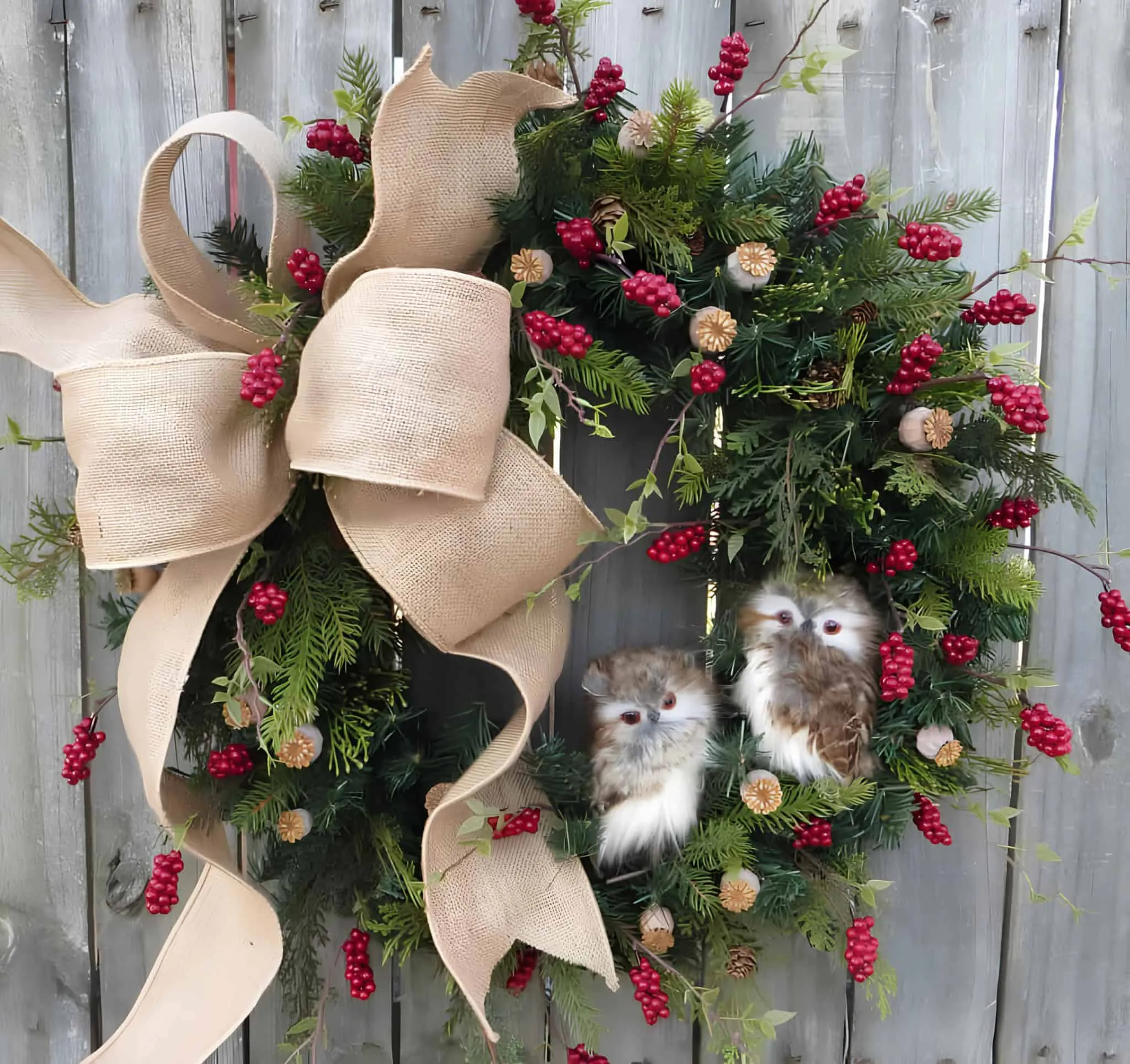 Eulen-Weihnachtskranz mit Juteband Immergrüner Weihnachtskranz mit Juteband, roten Beeren und zwei Eulendekorationen