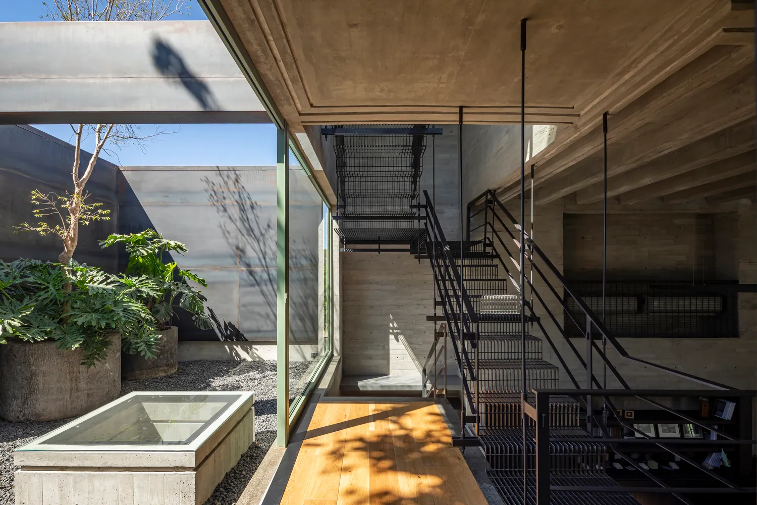 Di Frenna Arquitectos设计的Di Frenna Architects Atelier楼梯内部场景 位于科利马市的Di Frenna Architects Atelier内带有钢制扶手的楼梯内部场景