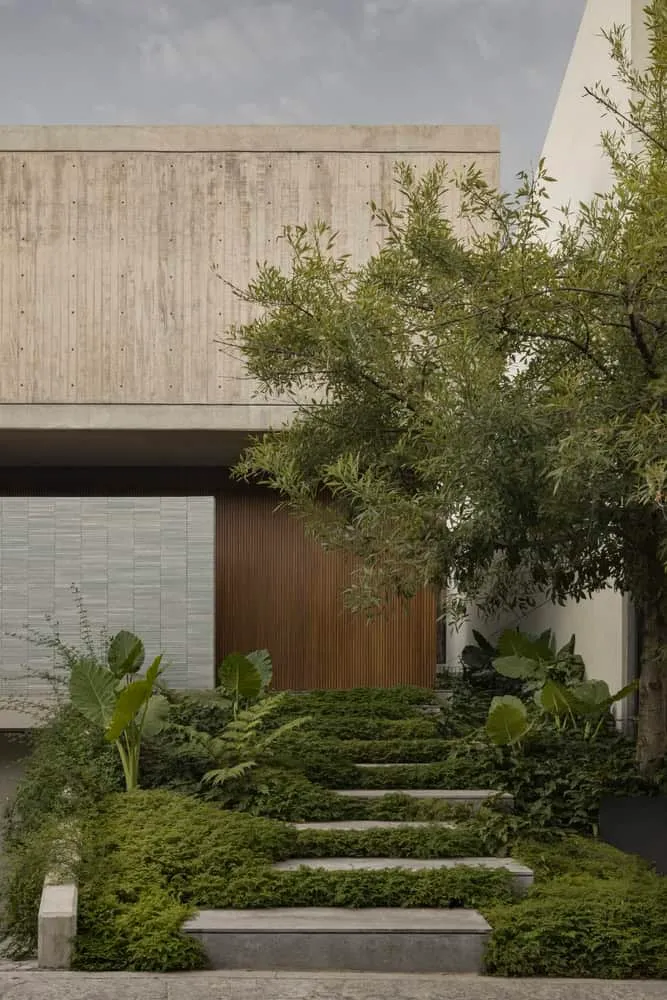 Landschaftlicher Innenhof der Casa DLCA von 0studio Arquitectura Landschaftsgestalteter Innenhof der Casa DLCA von 0studio Arquitectura in Zapopan, Mexiko