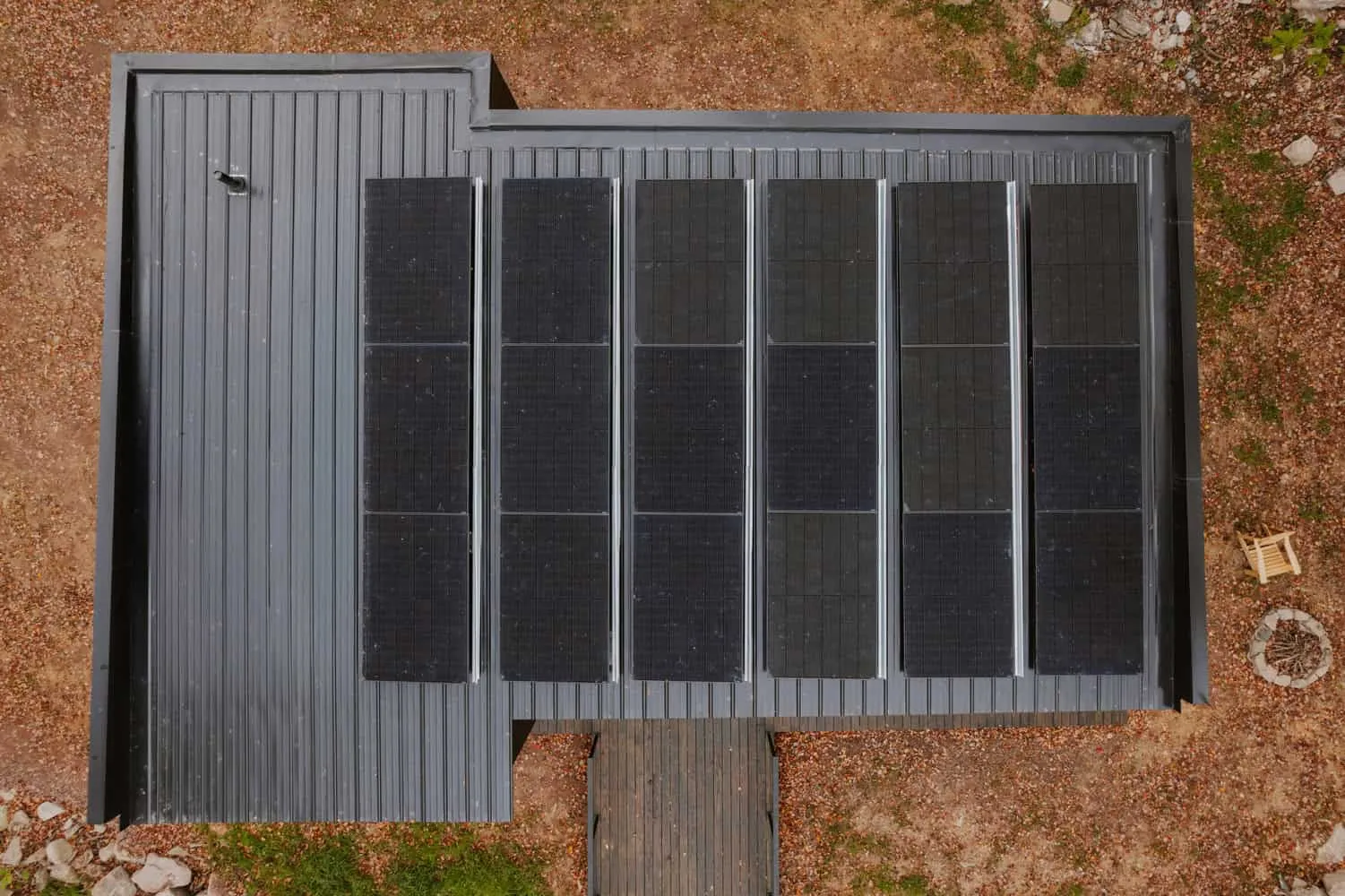 Forest Edge House Aerial Solar Array by Marc Thorpe Design Luftbild des Daches des Forest Edge House mit linearem Solarmodul in New York