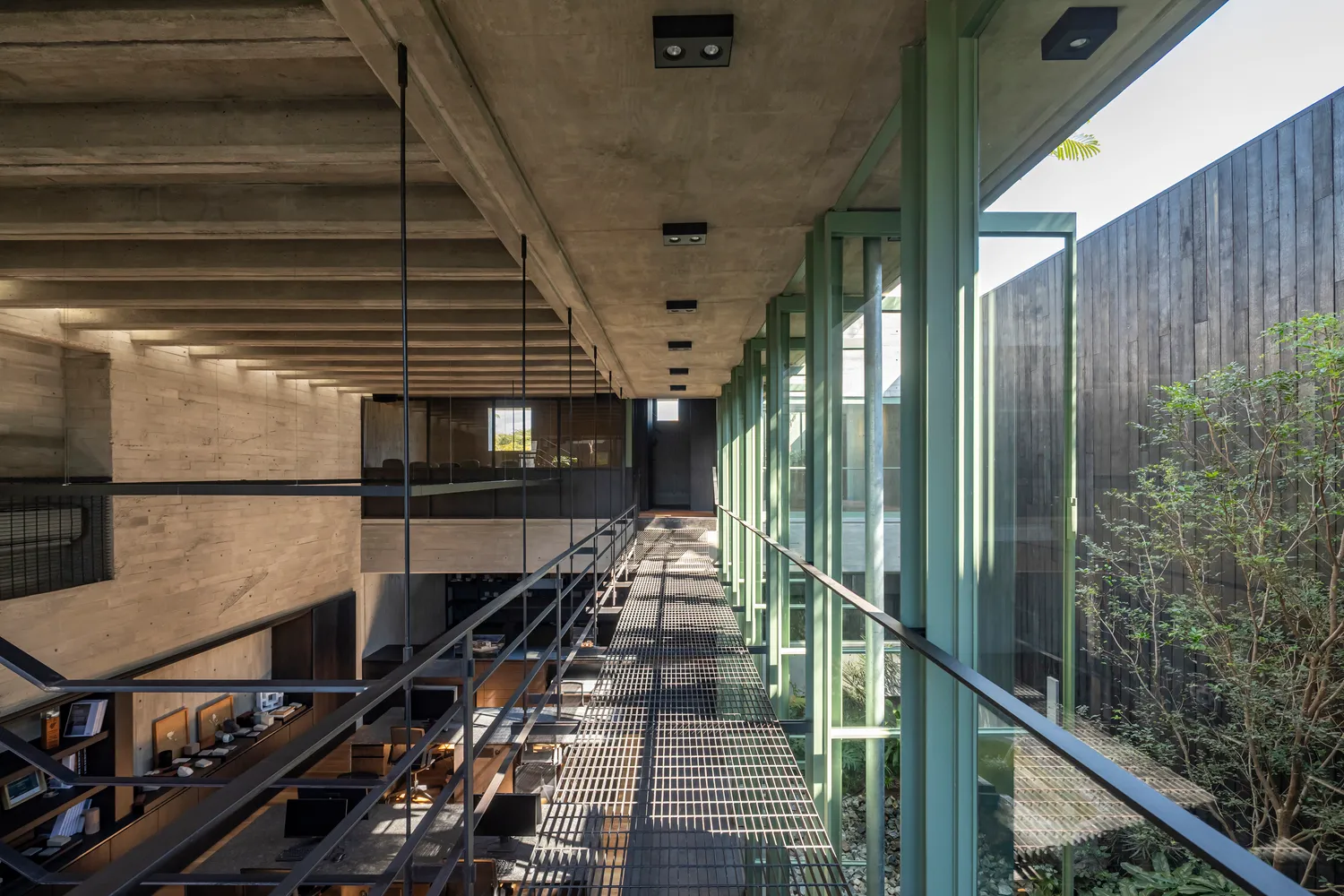 Di Frenna Arquitectos设计的Di Frenna Architects Atelier内部步道 位于科利马市的Di Frenna Architects Atelier内配有钢制格栅的内部步道