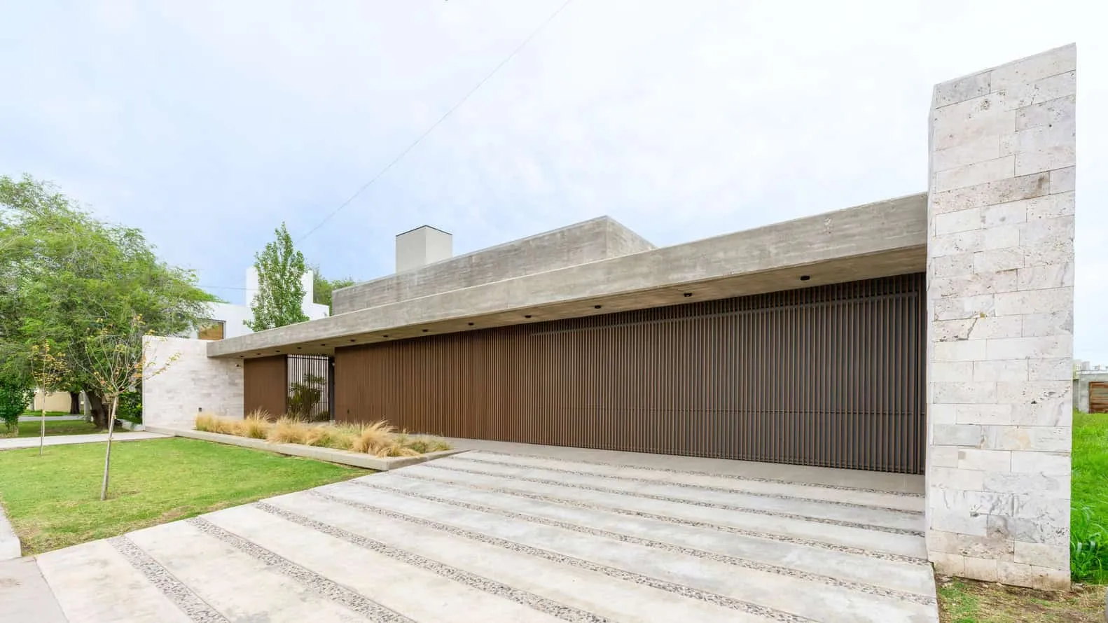 House G – Garagenfassade und Zufahrt durch Karlen + Clemente House G von Karlen + Clemente – Garagenfassade und Zufahrt, Río Tercero