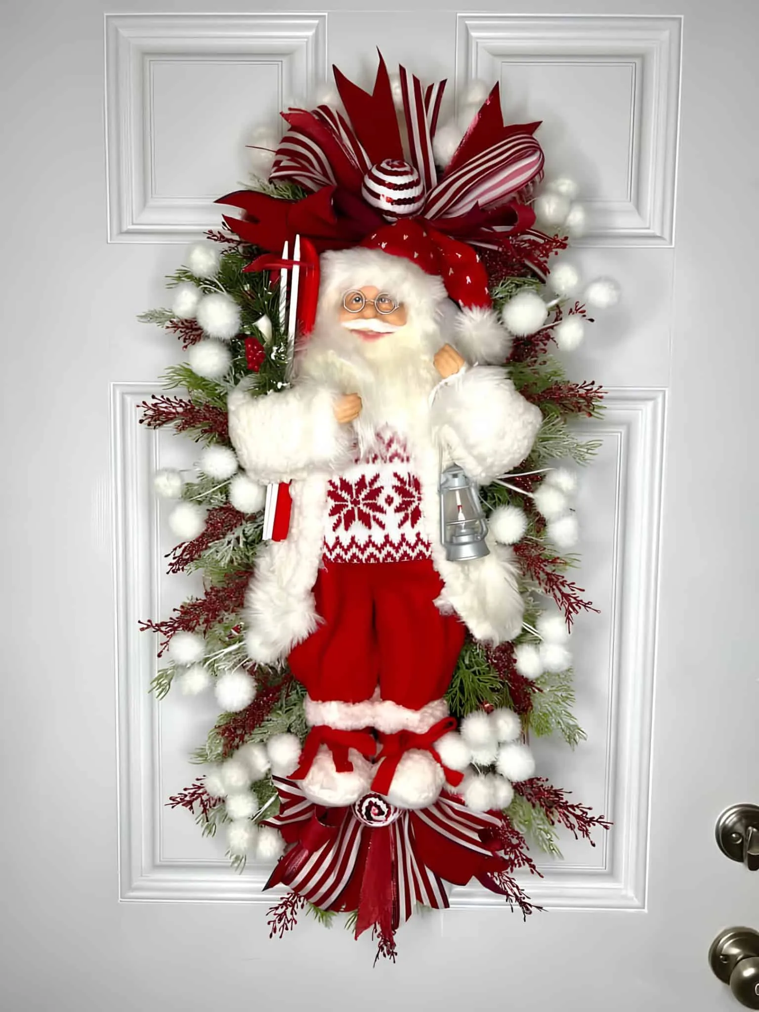 Santa Swag Wreath with Red & White Vertikale Santa-Swag-Kranz mit roten und weißen Bändern sowie winterlicher Grünpflanzen