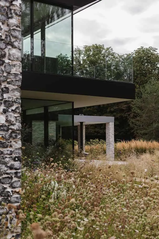 Weavers – Seer Green House by Des Ewing Architects glass corner over meadow in Buckinghamshire, United Kingdom