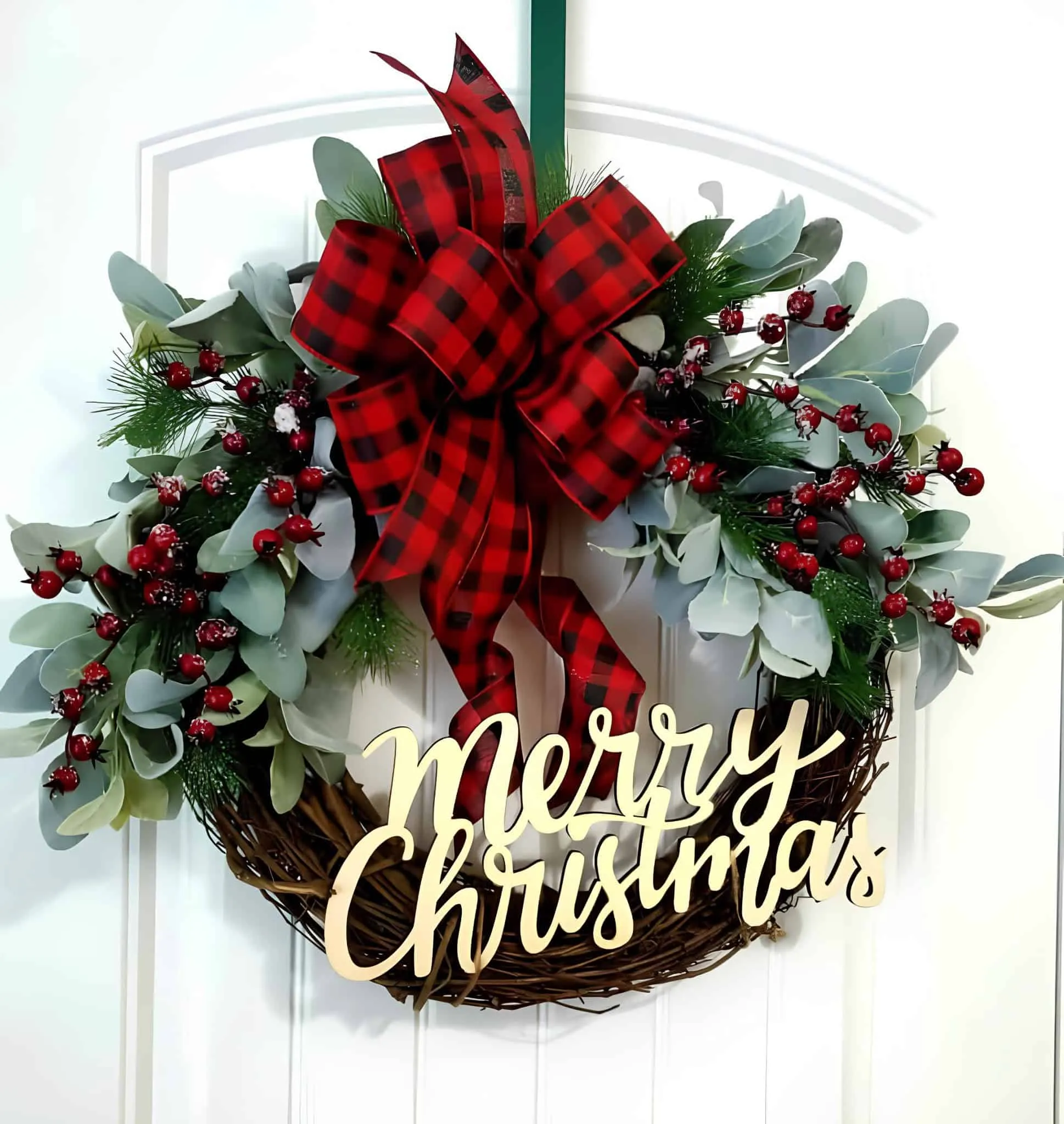 Weihnachtsgrußschild mit Holzkranz im Buffalo-Plaid-Stil Holzkranz aus Rebenranken mit Eukalyptus, roten Beeren, Schleife im Buffalo-Plaid-Stil und Weihnachtsgrußschild