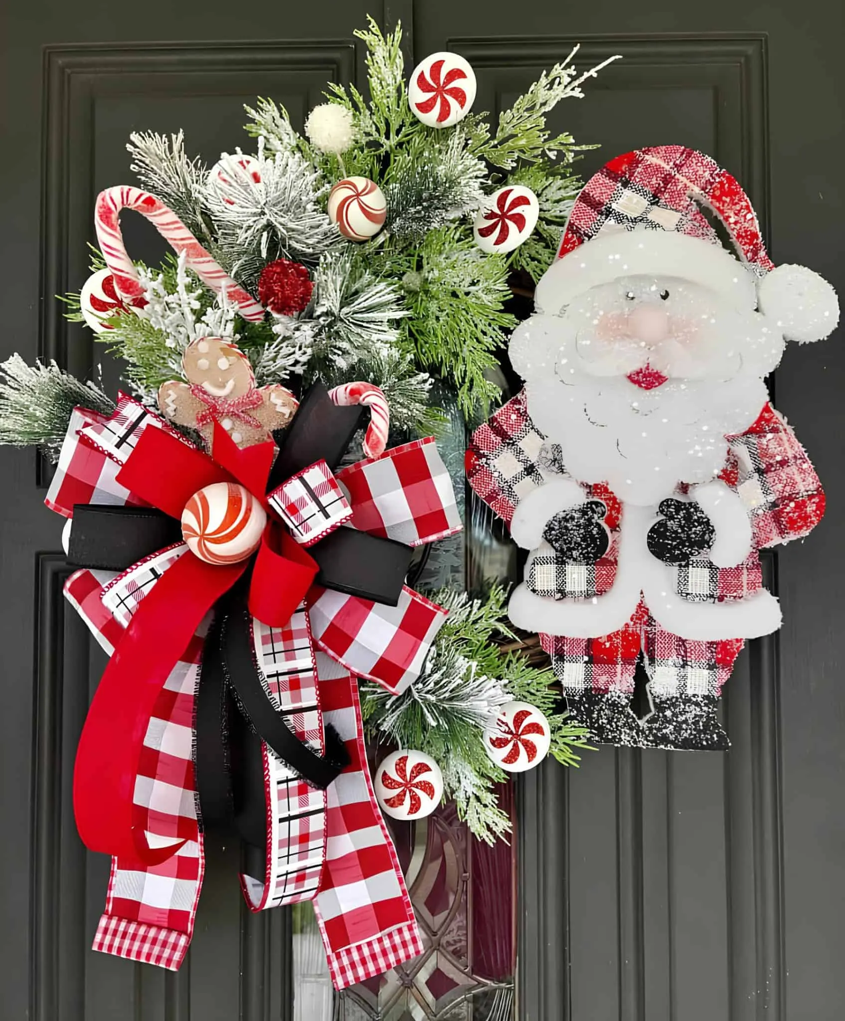 Karomuster-Weihnachtsmann- und Pfefferminz-Kandierkuchen-Kranz Kranz mit Weihnachtsmannmotiv im Karomuster, Pfefferminzakzenten und einem großen Band