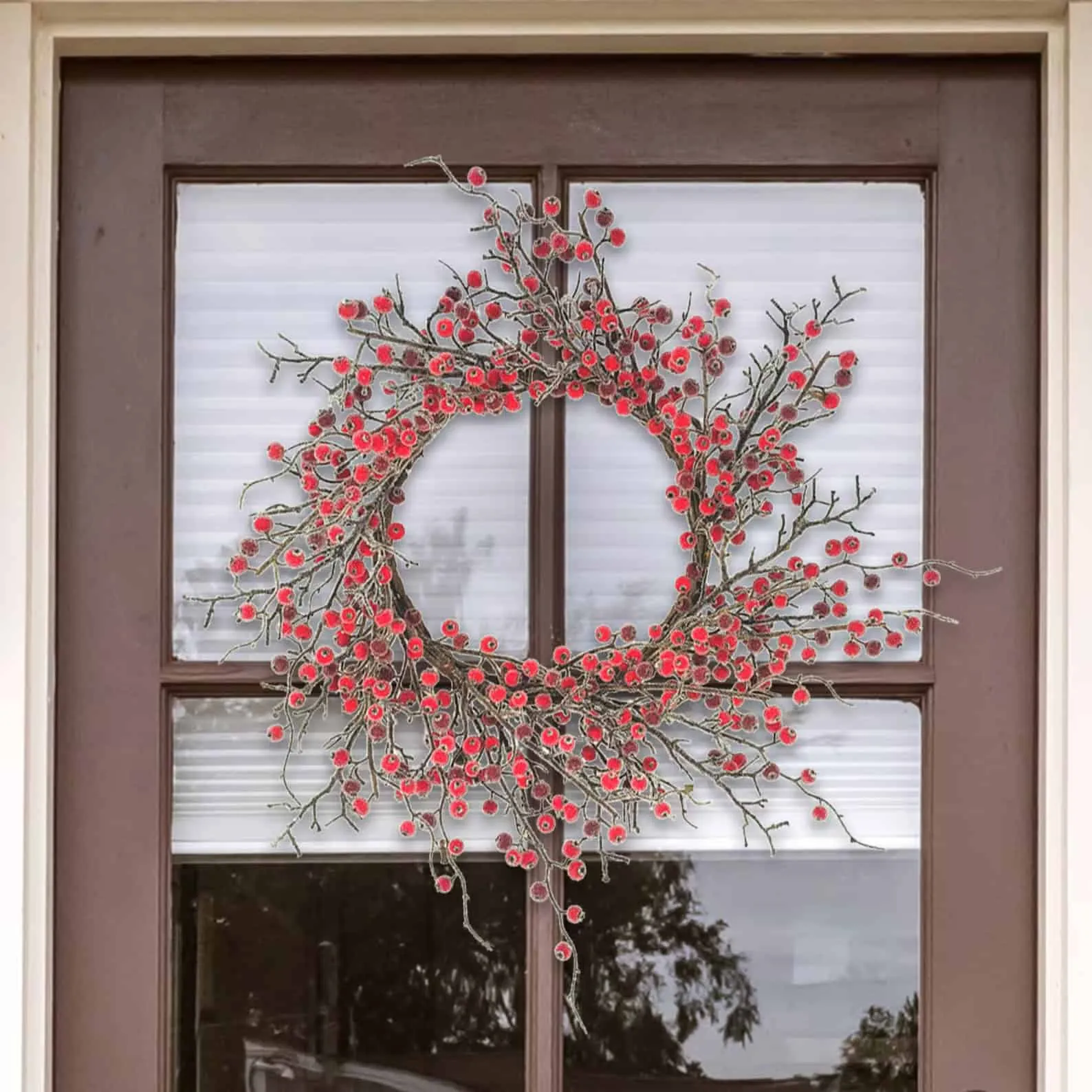 Minimalistischer Fensterkranz mit roten Beeren Minimalistischer Fensterkranz mit roten Beeren — klassischer Berren-Weihnachtskranz