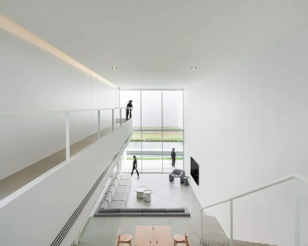 CORE Cluster设计的Lucent House双层高度客厅 泰国帕南地区CORE Cluster设计的Lucent House双层高度客厅内部