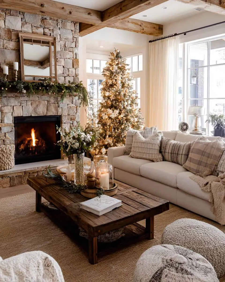Gemütliches Weihnachtszimmer mit rustikalem Kamin und beleuchtetem Baum Gemütliches Weihnachtszimmer mit Stein-Kamin, warmen Lichtern und wunderschön dekoriertem Baum