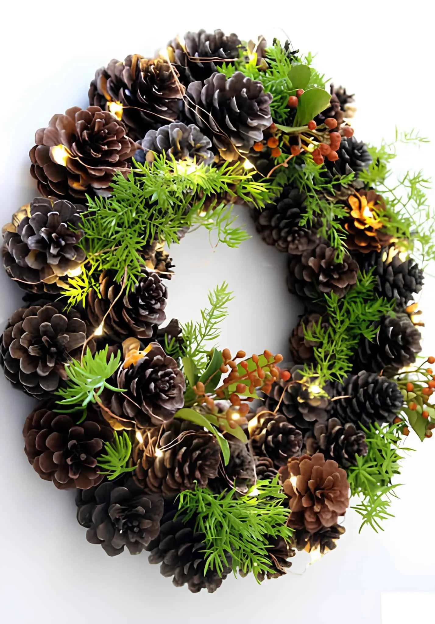 Lighted Pinecone Christmas Wreath with Greenery Weihnachtskrone aus Kiefernzapfen mit LED-Lichtern, Grünpflanzen und Beeren