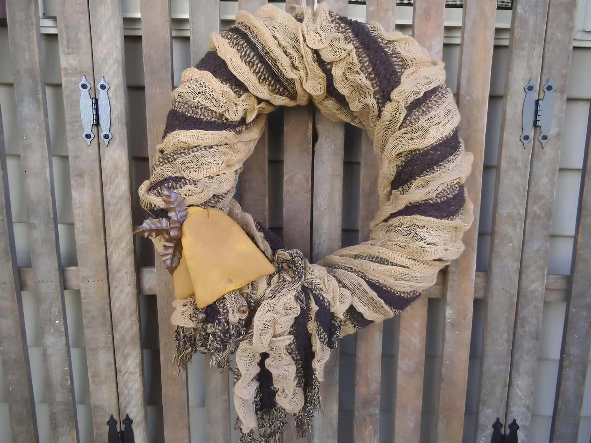 Braune Jute-Kränzchen im Vintage-Weihnachtsstil Weihnachtskranz aus brauner und beiger Jute mit primitivem Glockenornament
