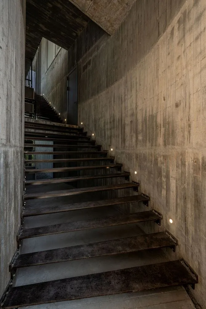 W House II – Betonsteigkorridor von IDIN Architects Betonsteigkorridor im Inneren von W House II von IDIN Architects in Thailand