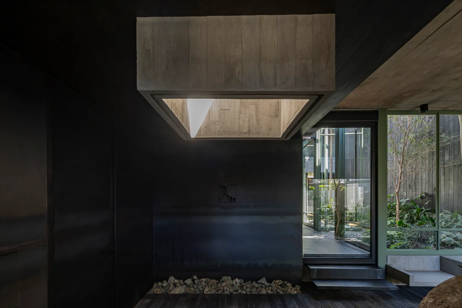 Di Frenna Arquitectos设计的Di Frenna Architects Atelier天窗细节 科利马市Di Frenna Architects Atelier混凝土天花板上的天窗细节
