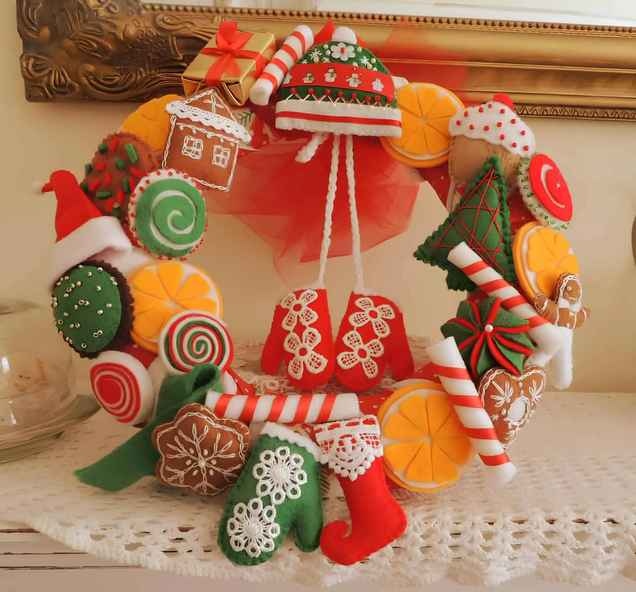 Weihnachtskranz aus Filzkandys und Lebkuchen Bunter handgefertigter Weihnachtskranz aus Filzkandys und Lebkuchenformen