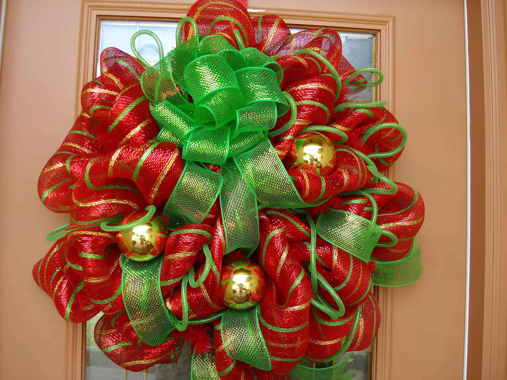 Grüner & roter Maschenweihnachtskranz Grüner und roter Maschenweihnachtskranz mit goldenen Verzierungen
