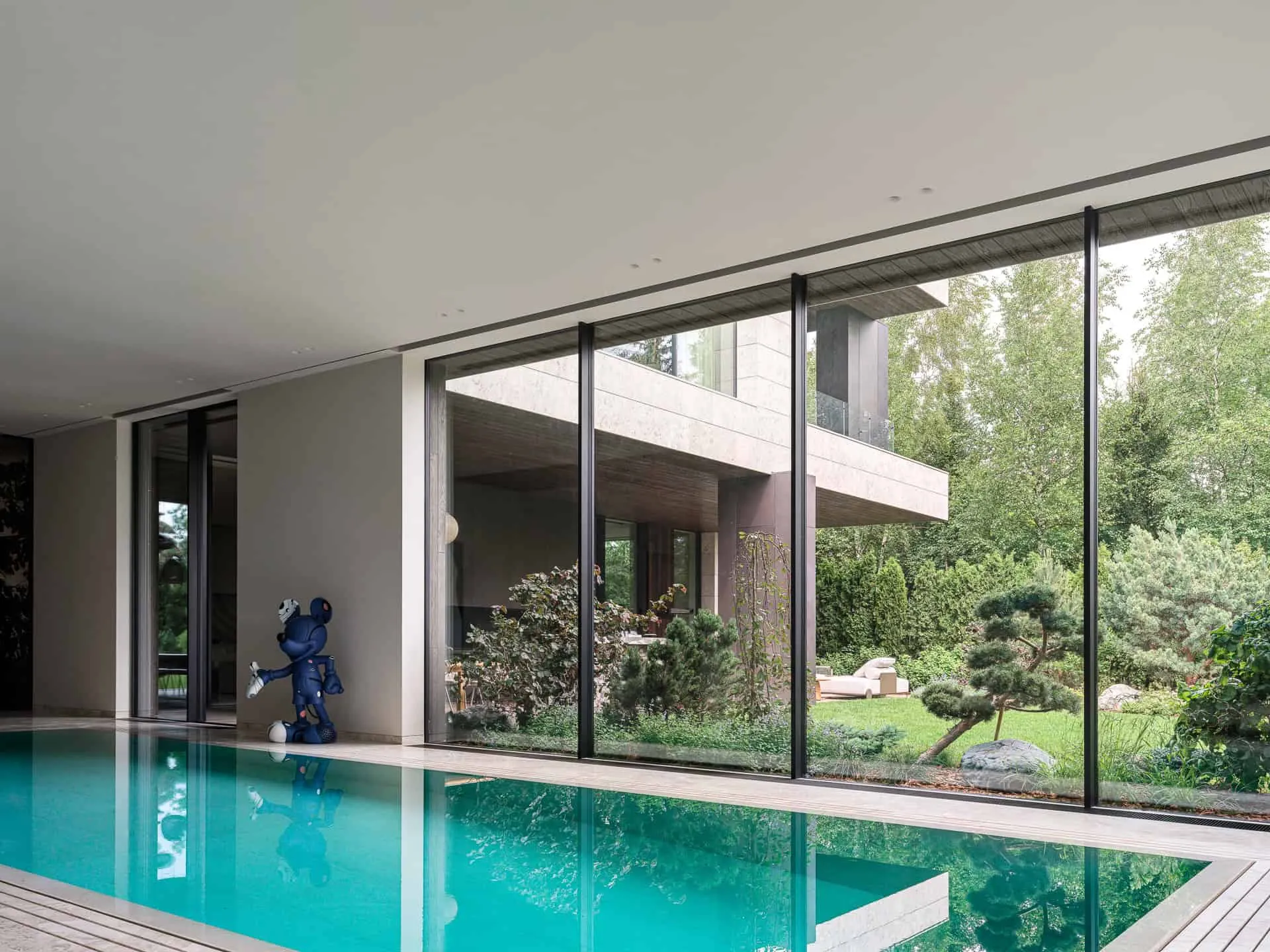Bright Villa Kyoto Pool mit Blick auf den Garten von Ekaterina Yakovenko Bright Villa Kyoto von Ekaterina Yakovenko – Pool mit Blick auf den Garten, Russland