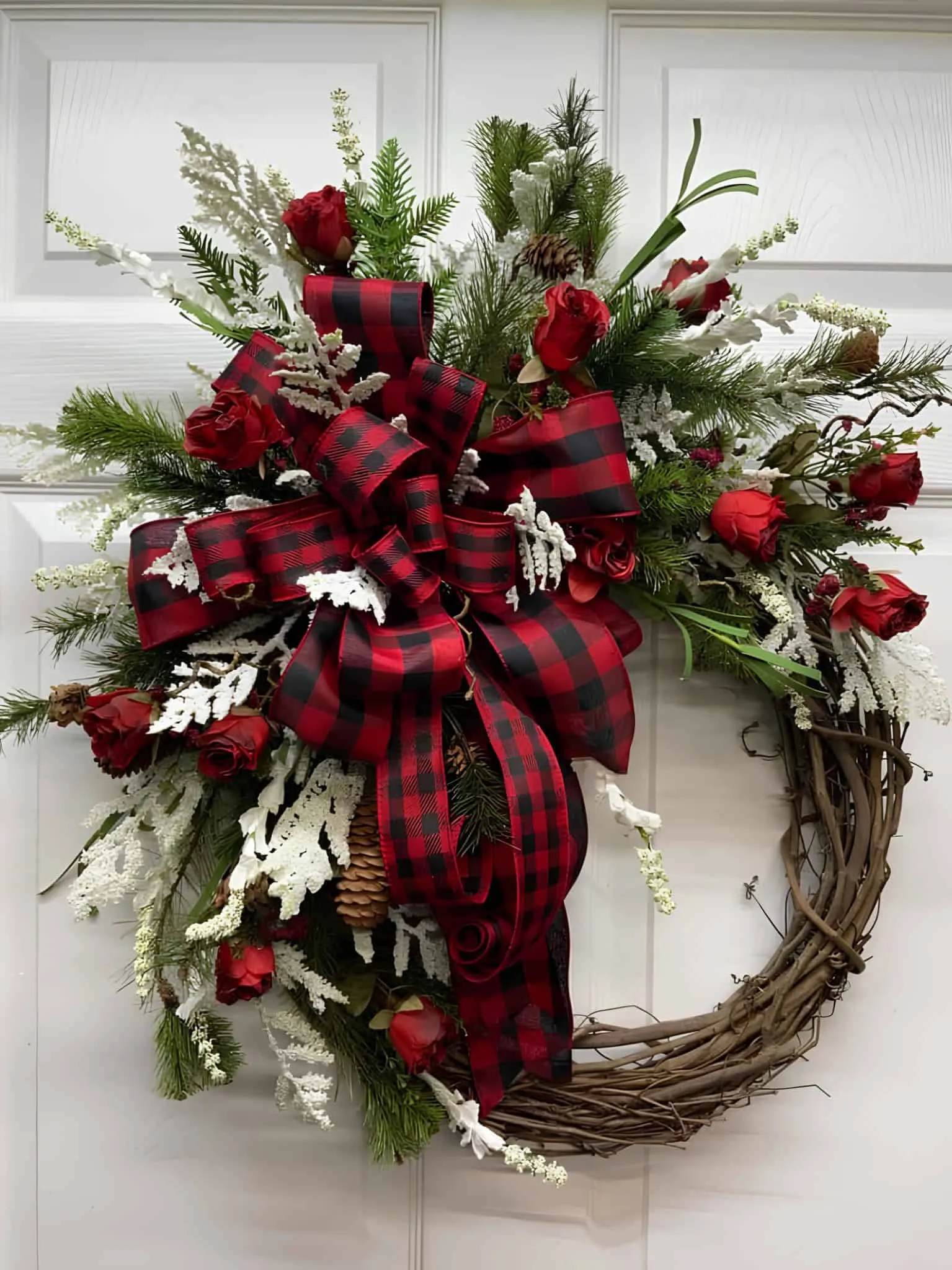 Rote Rosen & Buffalo-Plaid-Ländliche Holzkrone Ländliche Holzkristallkrone mit roten Rosen, schneeweißen Grüntönen und einem Buffalo-Plaid-Bogen