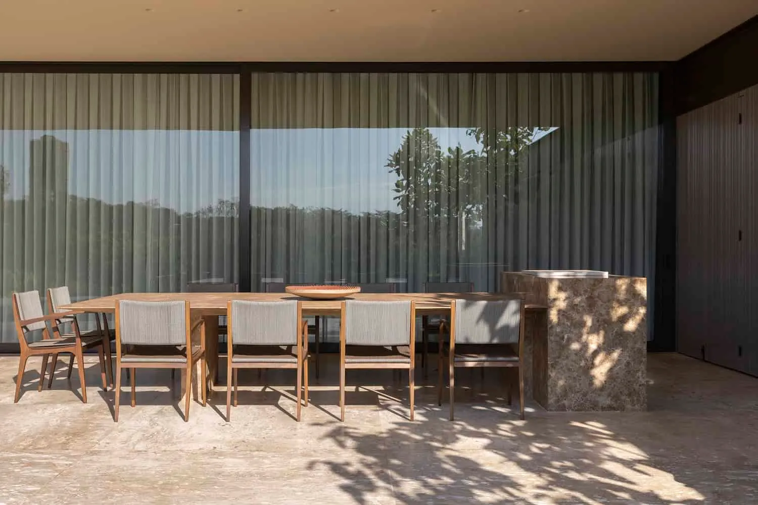 FE House – Außenterrasse zum Essen von N2B Arquitetura FE House von N2B Arquitetura mit Außenterrasse zum Essen und langer Holztafel in Ribeirão Preto, Brasilien