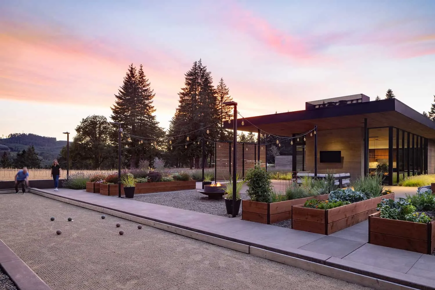 Evening Sky Residence Bocce-Court und Garten von Scott I Edwards Architecture Evening Sky Residence von Scott I Edwards Architecture, Bocce-Court sowie erhöhte Blumenbeete in McMinnville, Oregon, USA