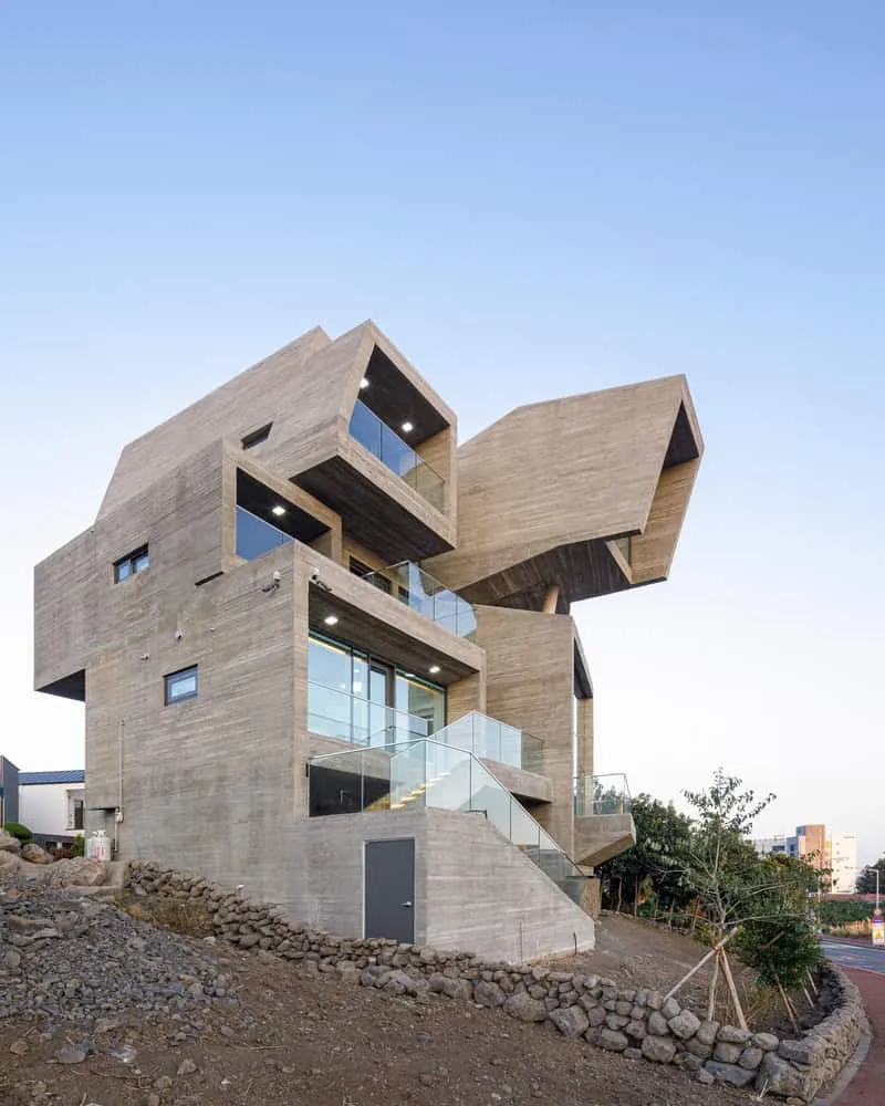 Pacific Residence Rear Angled View Terraces by Moon Hoon Die Rückansicht des Pacific Residence von Moon Hoon mit gestuften Terrassen in Seogwipo
