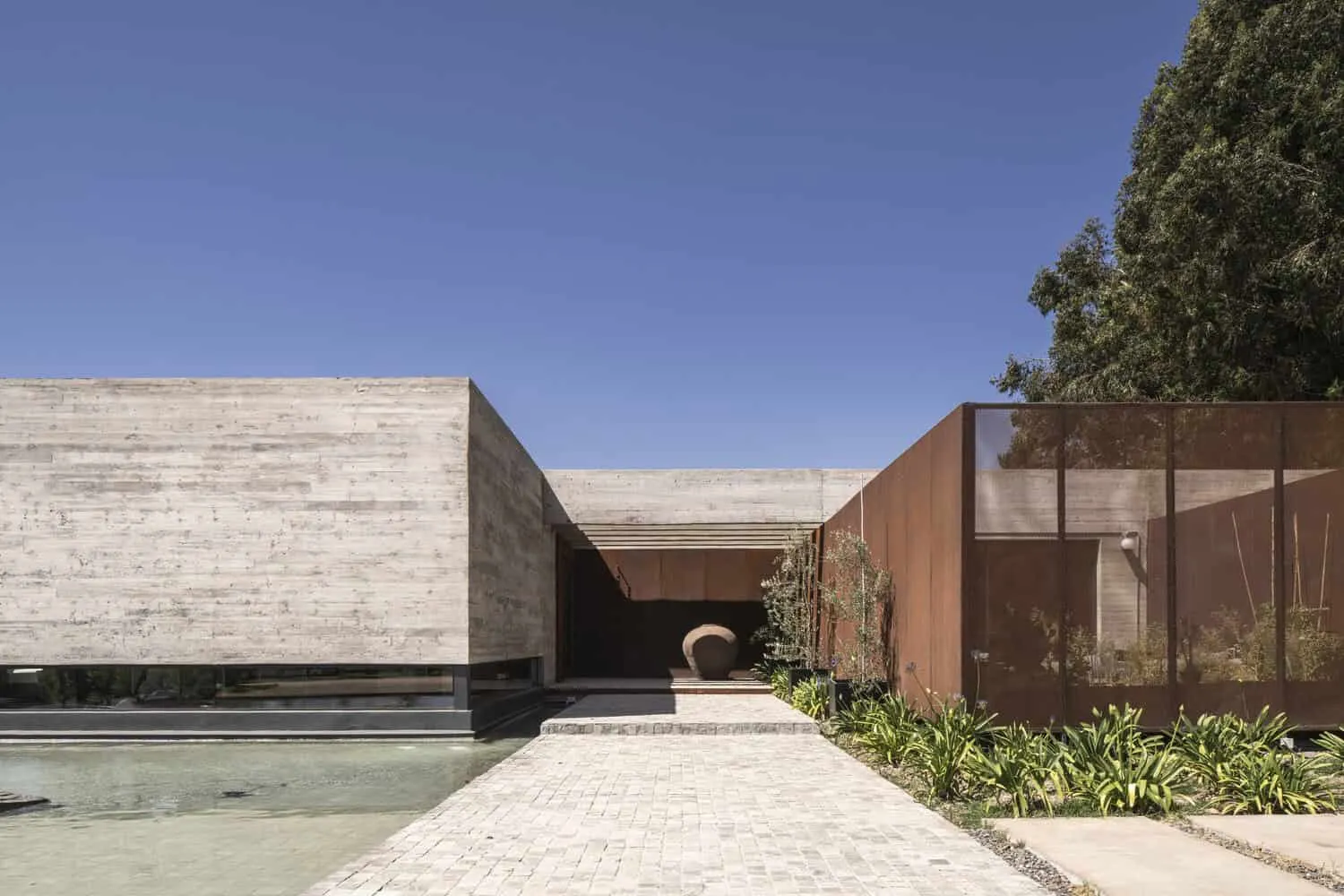 House La Primavera Entry Water Court by Nicolas Vicente House La Primavera von Nicolas Vicente – Eingangsbereich mit Wasserbecken, Chile