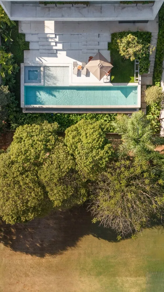 Luftaufnahme des Pools, Gartens und des Golfplatzes im Haus AL von N2B Arquitetura Luftaufnahme des Pools, Gartens und des Golfplatzes im Haus AL von N2B Arquitetura in Vila do Golfe, Brasilien