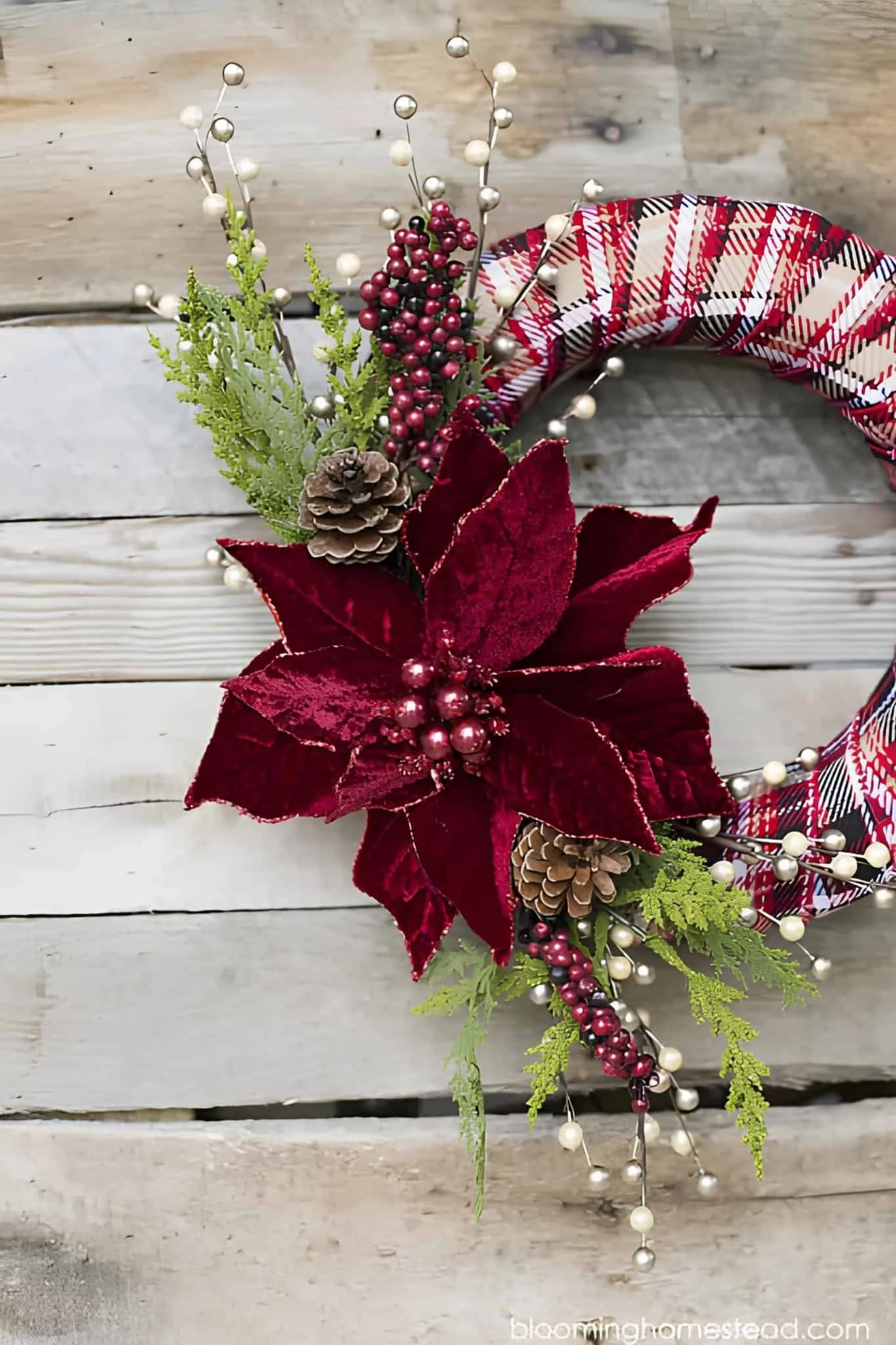 Pastellfarbene Christuskrone mit Federn Weiche pastellfarbene Christuskrone, hergestellt aus Federn in rosa, blauer und weißer Farbe