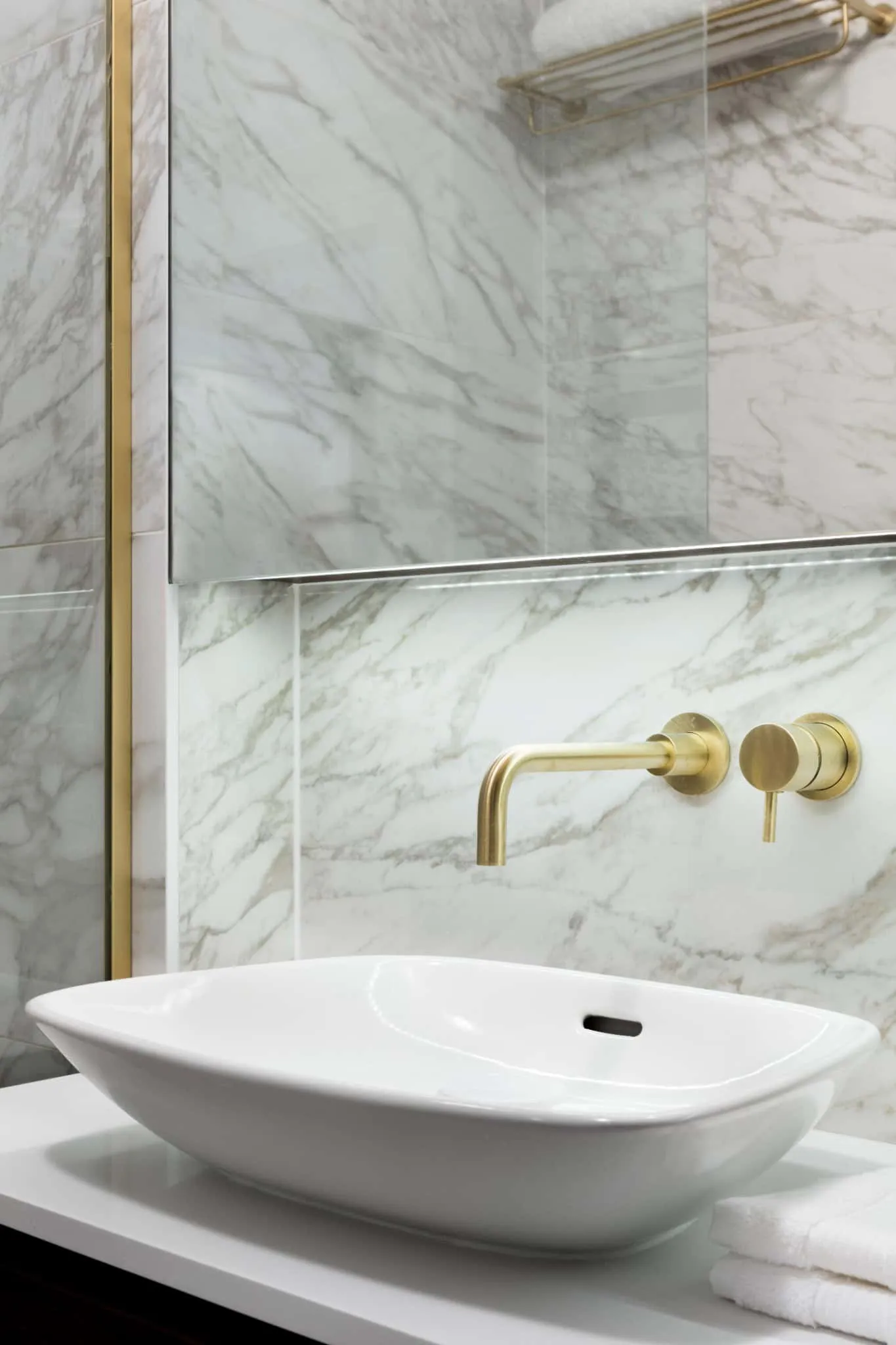 Pied-à-Terre in Regents Park – Messingarmaturen und Waschbeckendetails von Shanade McAllister-Fisher Design Messingarmaturen und Waschbeckendetails im Pied-à-Terre in Regents Park von Shanade McAllister-Fisher Design