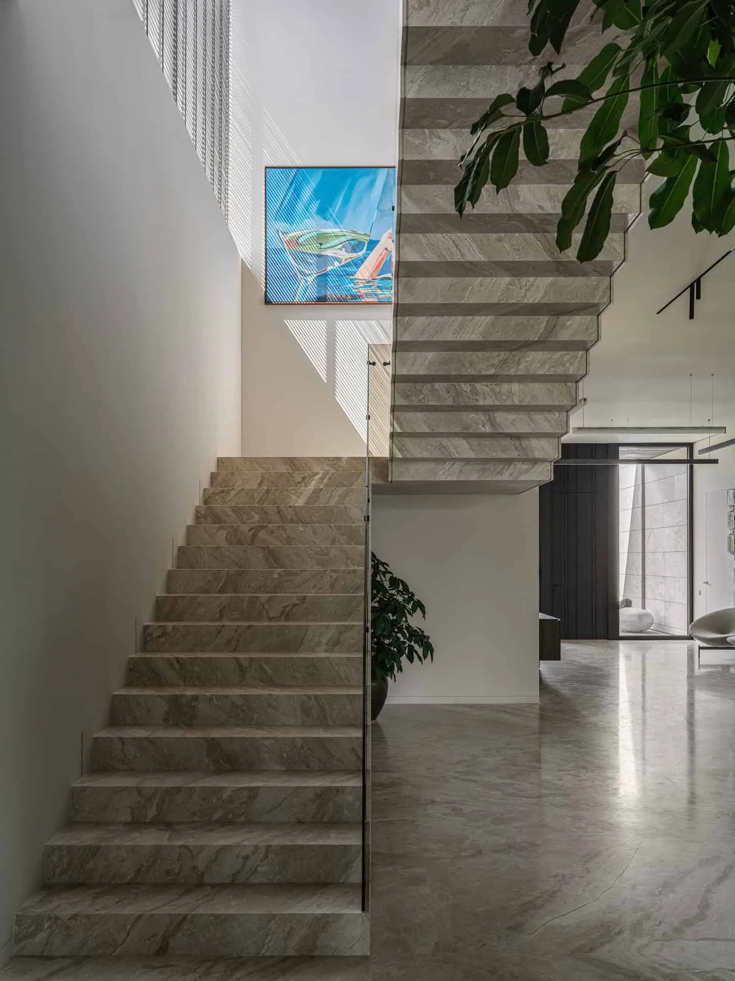 Helle Villa Kyoto von Ekaterina Yakovenko – Porträt der Treppe mit Kunstwerk, Russland