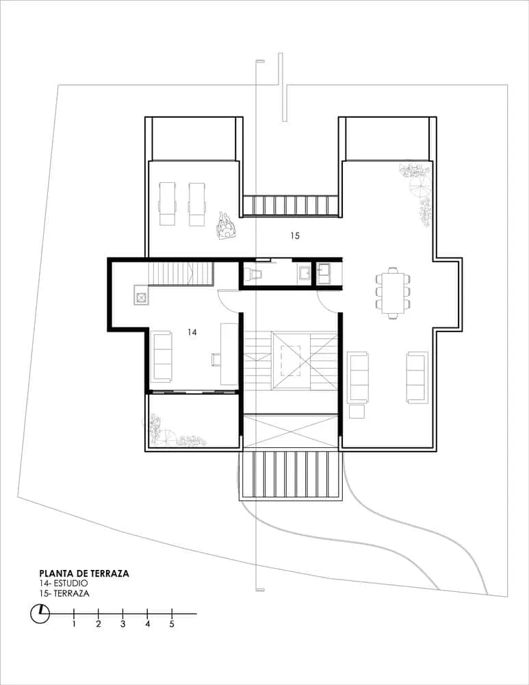 Valdez Arquitectos द्वारा डिज़ाइन किया गया The Sierra House का छत पर स्थित टेरेस, जिसमें बाहरी भोजन स्थल, स्टूडियो एवं खुले मैदानी क्षेत्र दर्शाए गए हैं