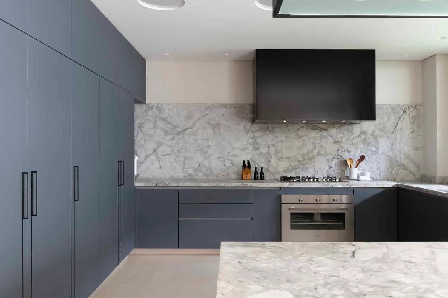 Küche aus Marmor im FE House von N2B Arquitetura