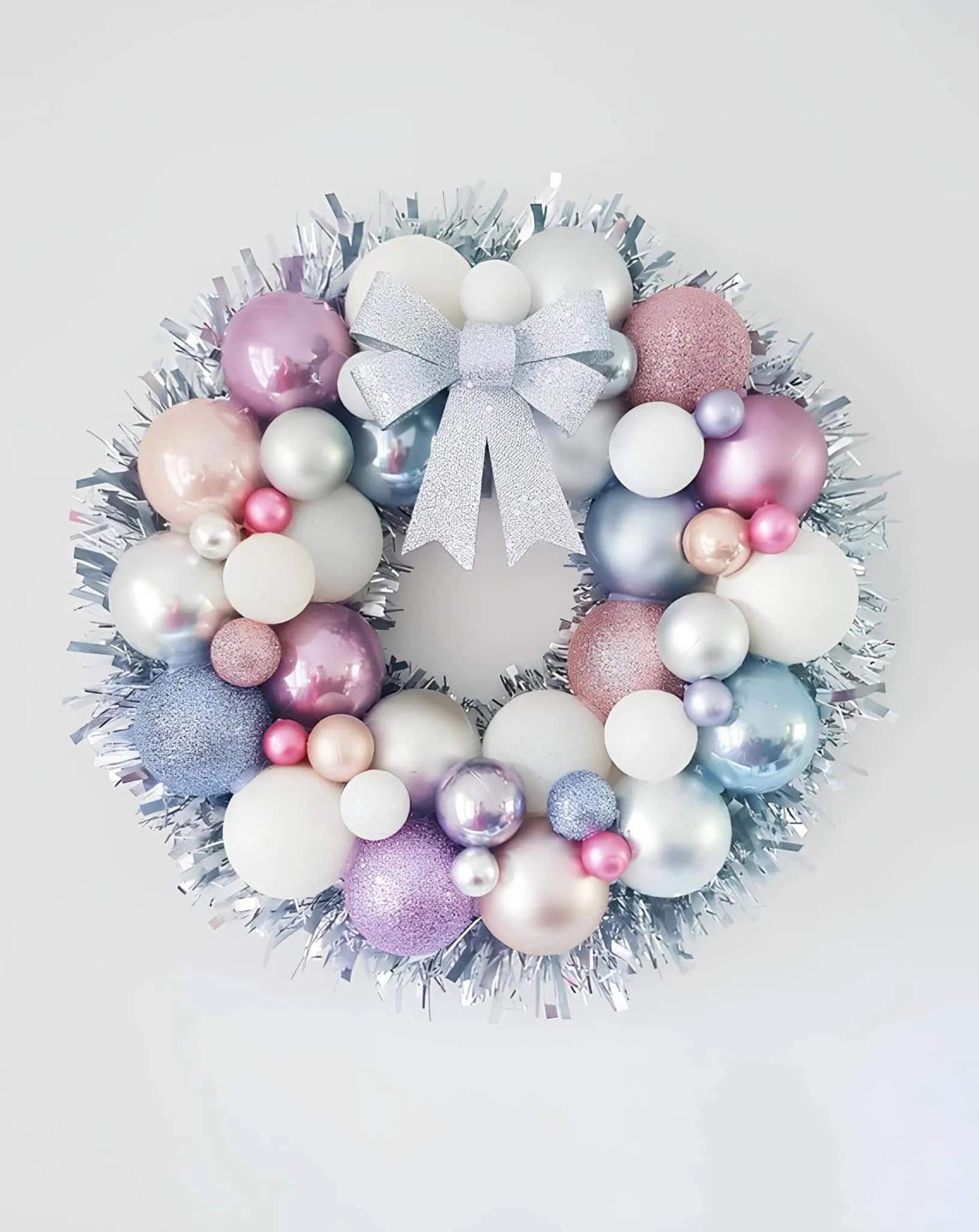 Pastell-Kugeln-Weihnachtskranz Pastellfarbener Kranz mit Glitzer und silbernem Bogen