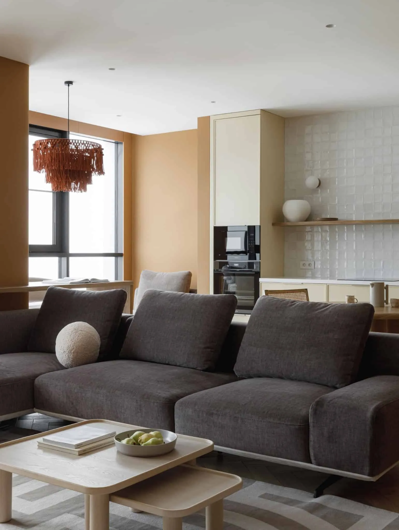 Küche und Essbereich mit runder Holztafel in der Wohnung in Lesoparkovy von STARIKOVA.ARCHITECTS Küche und Essbereich in der Wohnung in Lesoparkovy von STARIKOVA.ARCHITECTS mit runder Holztafel in Chelyabinsk, Russland
