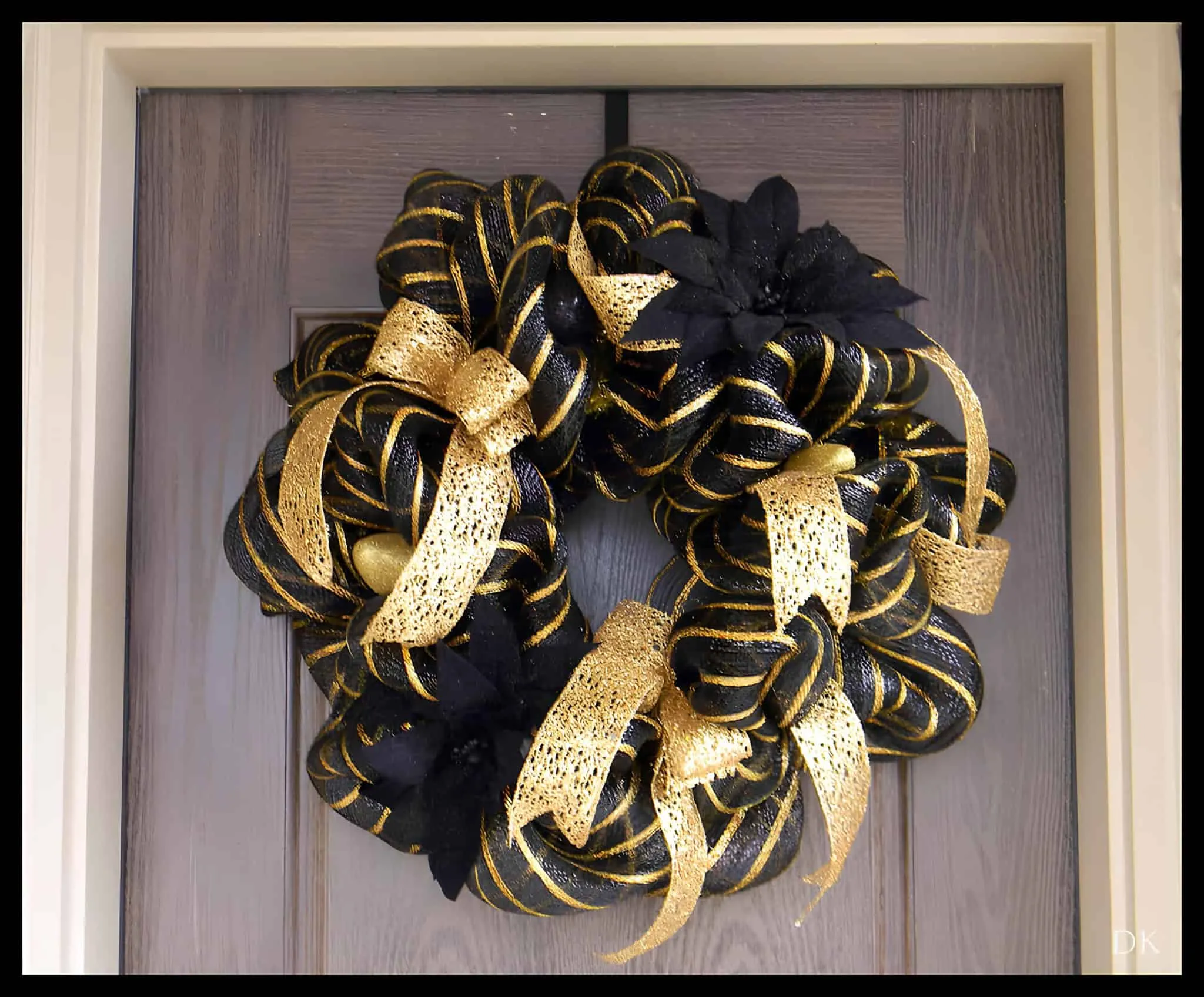 Black and Gold Elegant Ribbon Wreath Eleganter Kranz aus Schwarz und Gold mit schimmernden Bändern